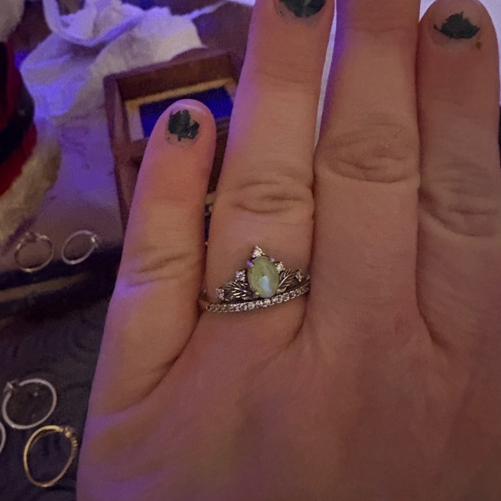 Elegant Silver and Green Gemstone Ring
